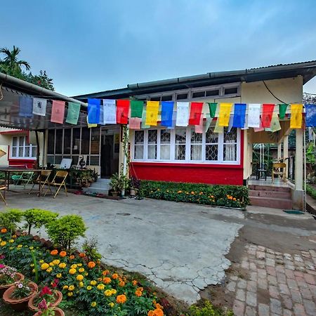 Gibbon Backpackers Hostel กูวาฮาติ ภายนอก รูปภาพ
