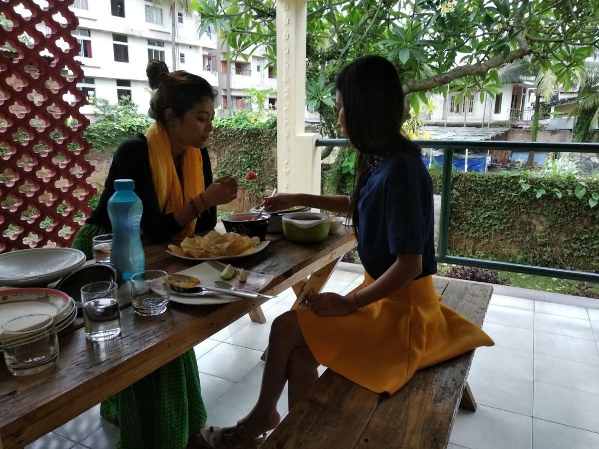 Gibbon Backpackers Hostel กูวาฮาติ ภายนอก รูปภาพ