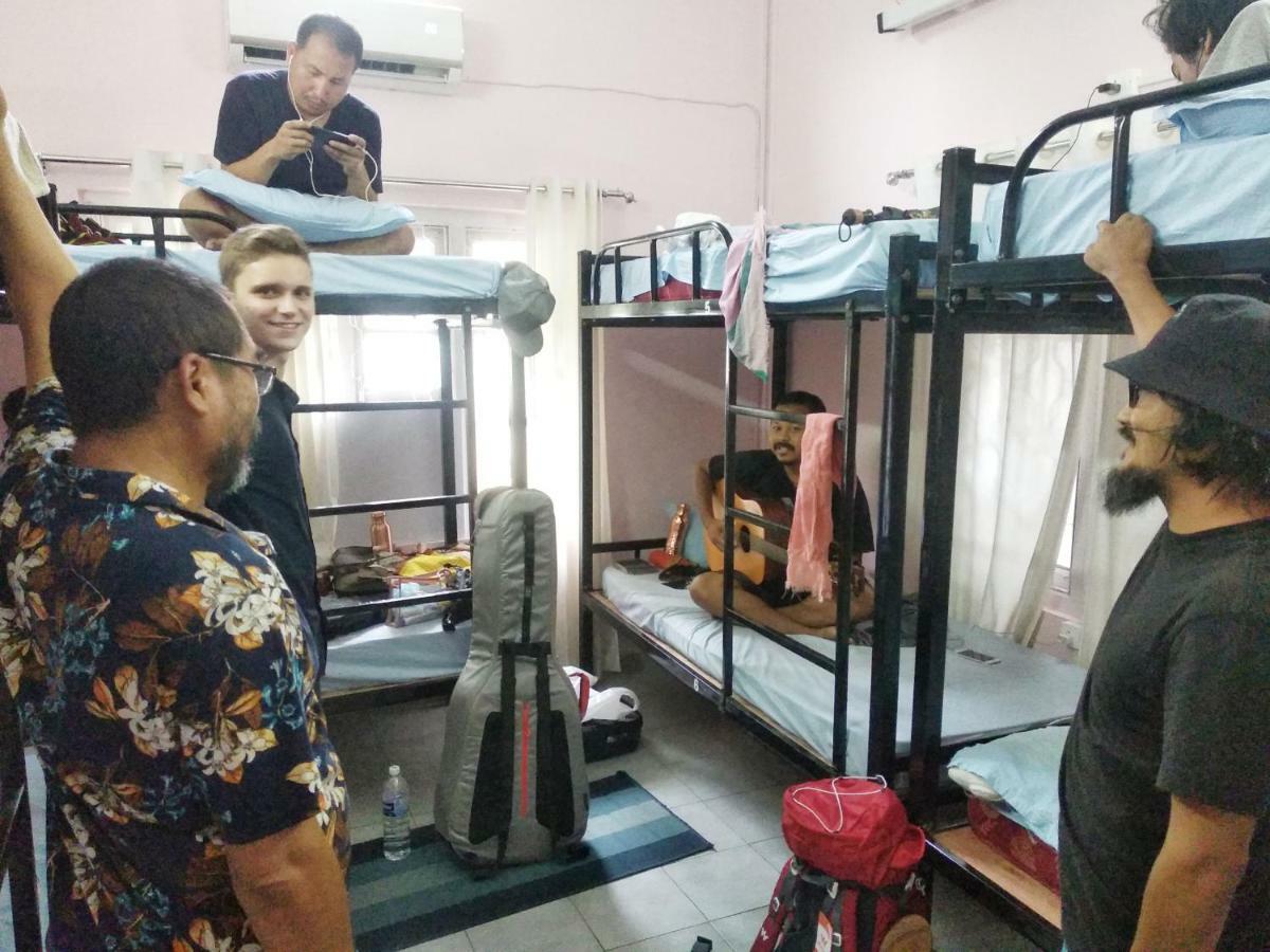 Gibbon Backpackers Hostel กูวาฮาติ ภายนอก รูปภาพ