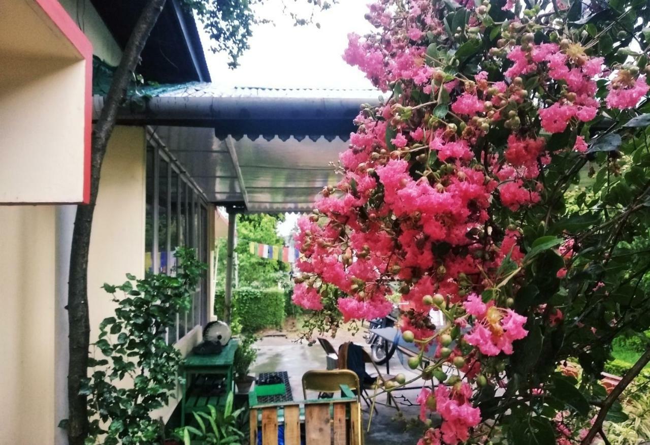 Gibbon Backpackers Hostel กูวาฮาติ ภายนอก รูปภาพ