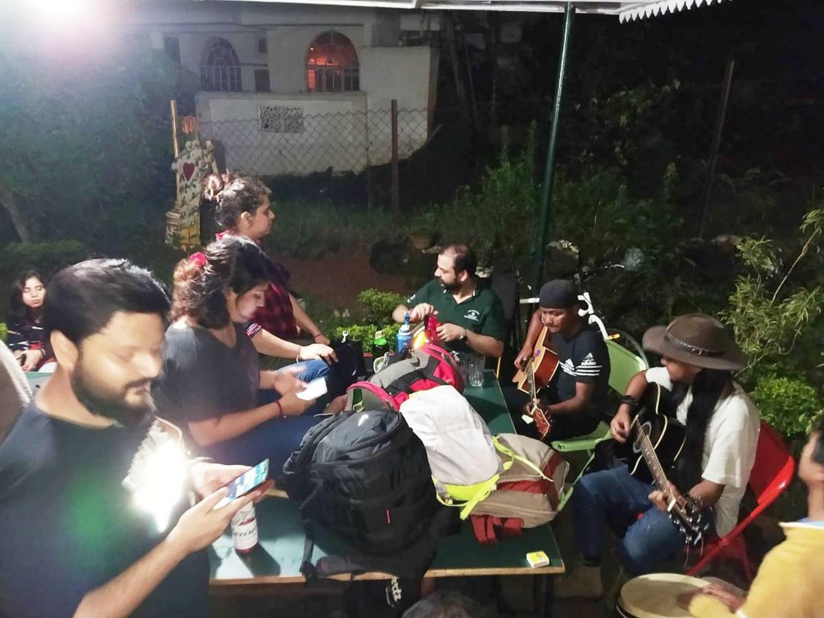 Gibbon Backpackers Hostel กูวาฮาติ ภายนอก รูปภาพ