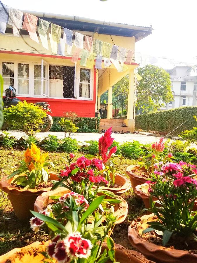 Gibbon Backpackers Hostel กูวาฮาติ ภายนอก รูปภาพ