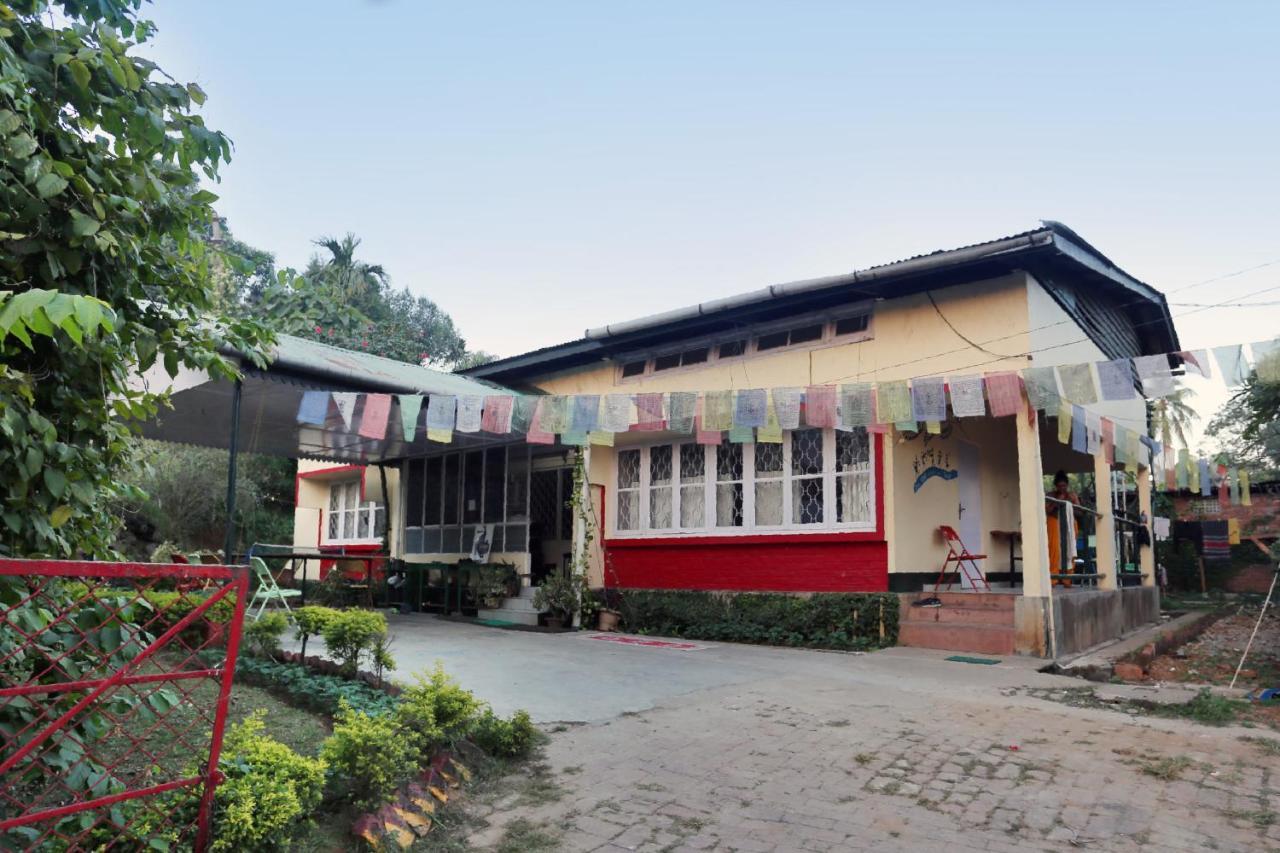 Gibbon Backpackers Hostel กูวาฮาติ ภายนอก รูปภาพ