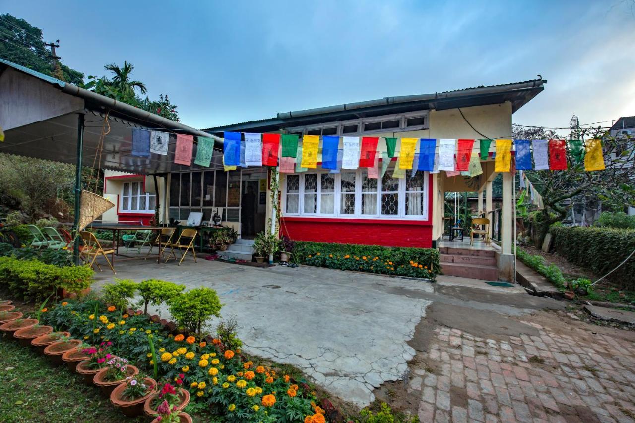 Gibbon Backpackers Hostel กูวาฮาติ ภายนอก รูปภาพ